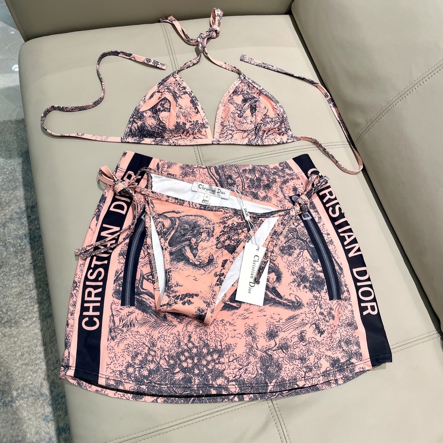 迪奥新款分体泳衣 三件套 时尚潮流款 😍🥰适合多种场景的游泳衣🏊‍♀️海边 游泳池 温泉 水上乐园 漂流