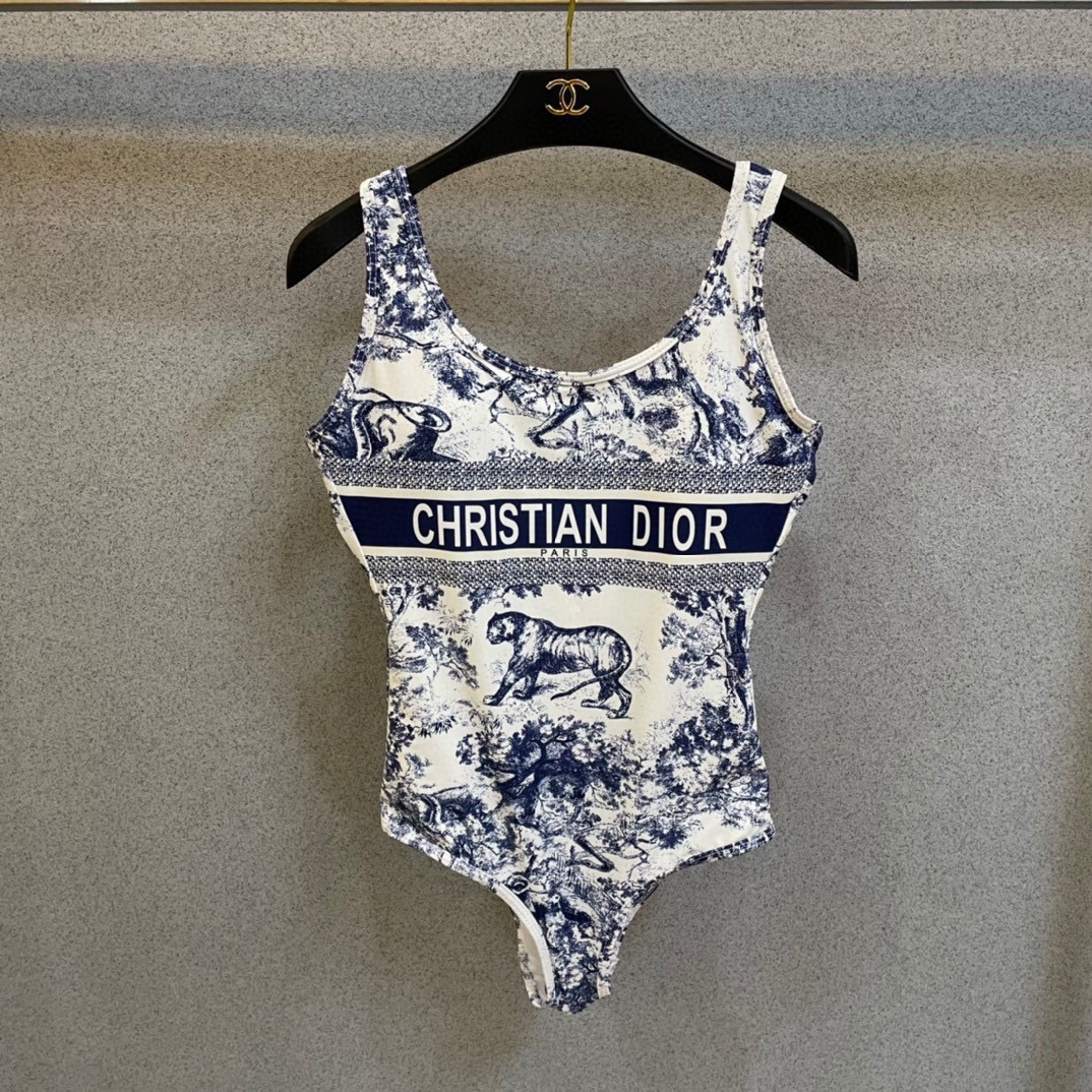 迪奥新款连体时尚潮流款 😍🥰适合多种场景的游泳衣🏊‍♀️海边 游泳池 温泉 水上乐园 漂流都可以😌内搭也