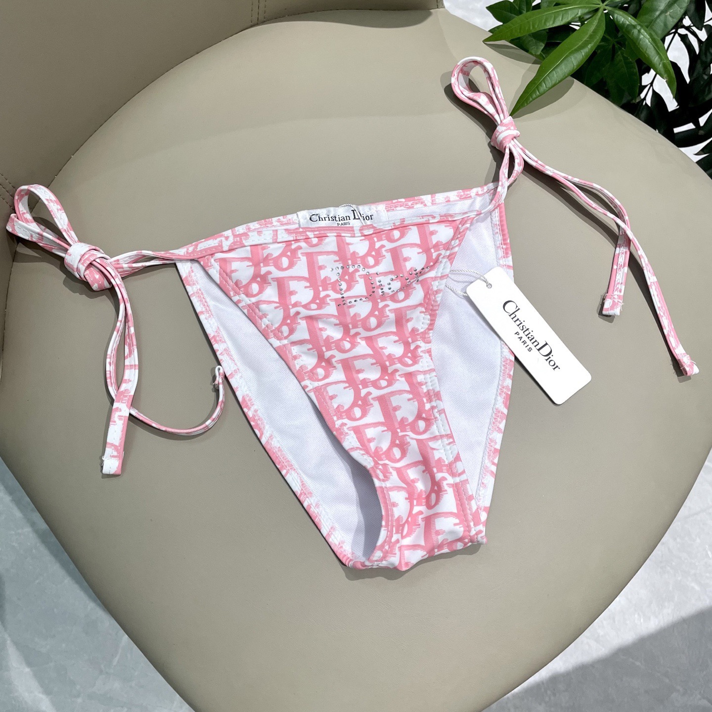 迪奥新分体时尚潮流款 😍🥰适合多种场景的游泳衣🏊‍♀️海边 游泳池 温泉 水上乐园 漂流都可以😌内搭也完