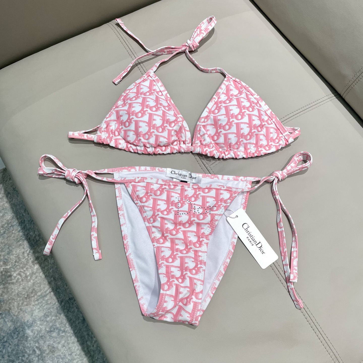 迪奥新分体时尚潮流款 😍🥰适合多种场景的游泳衣🏊‍♀️海边 游泳池 温泉 水上乐园 漂流都可以😌内搭也完