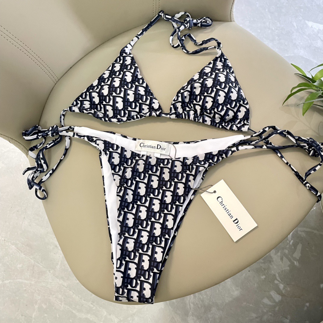 迪奥新款分体时尚潮流款 😍🥰适合多种场景的游泳衣🏊‍♀️海边 游泳池 温泉 水上乐园 漂流都可以😌内搭也