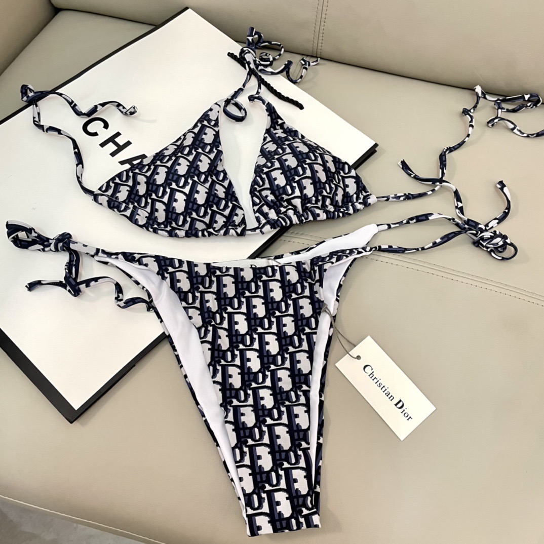 迪奥新款分体时尚潮流款 😍🥰适合多种场景的游泳衣🏊‍♀️海边 游泳池 温泉 水上乐园 漂流都可以😌内搭也