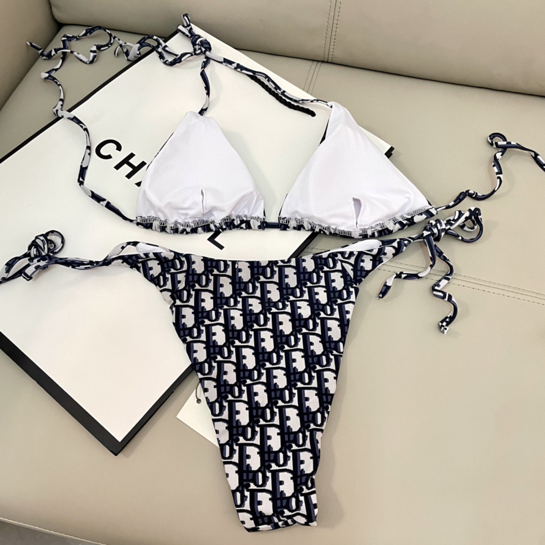 迪奥新款分体时尚潮流款 😍🥰适合多种场景的游泳衣🏊‍♀️海边 游泳池 温泉 水上乐园 漂流都可以😌内搭也