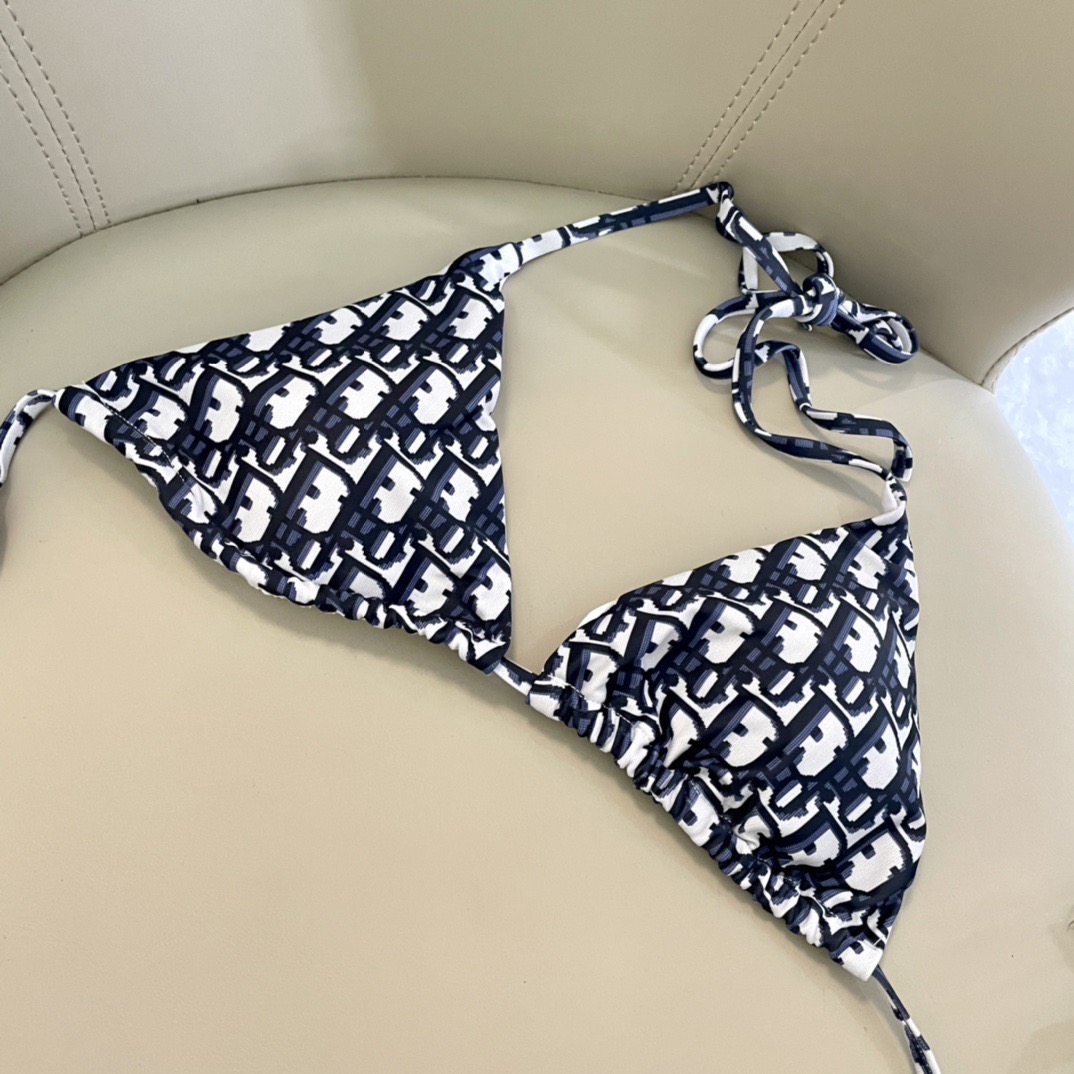 迪奥新款分体时尚潮流款 😍🥰适合多种场景的游泳衣🏊‍♀️海边 游泳池 温泉 水上乐园 漂流都可以😌内搭也