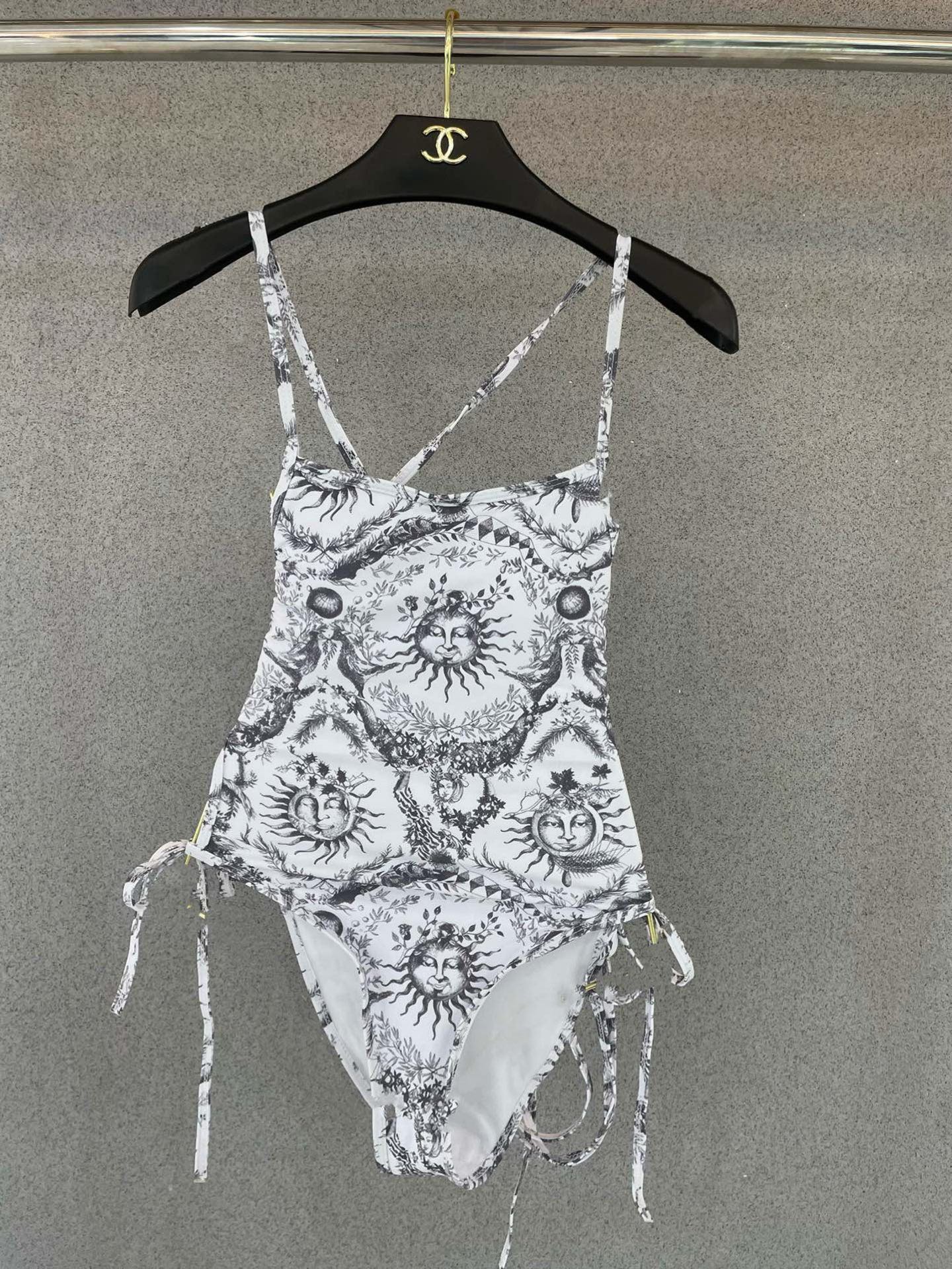 迪奥新款连体时尚潮流款 😍🥰适合多种场景的游泳衣🏊‍♀️海边 游泳池 温泉 水上乐园 漂流都可以😌内搭也