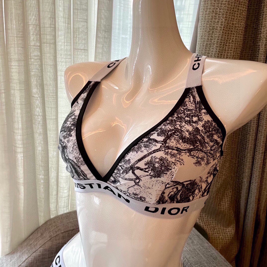 迪奥分体时尚潮流款 😍🥰适合多种场景的游泳衣🏊‍♀️海边 游泳池 温泉 水上乐园 漂流都可以😌内搭也完全