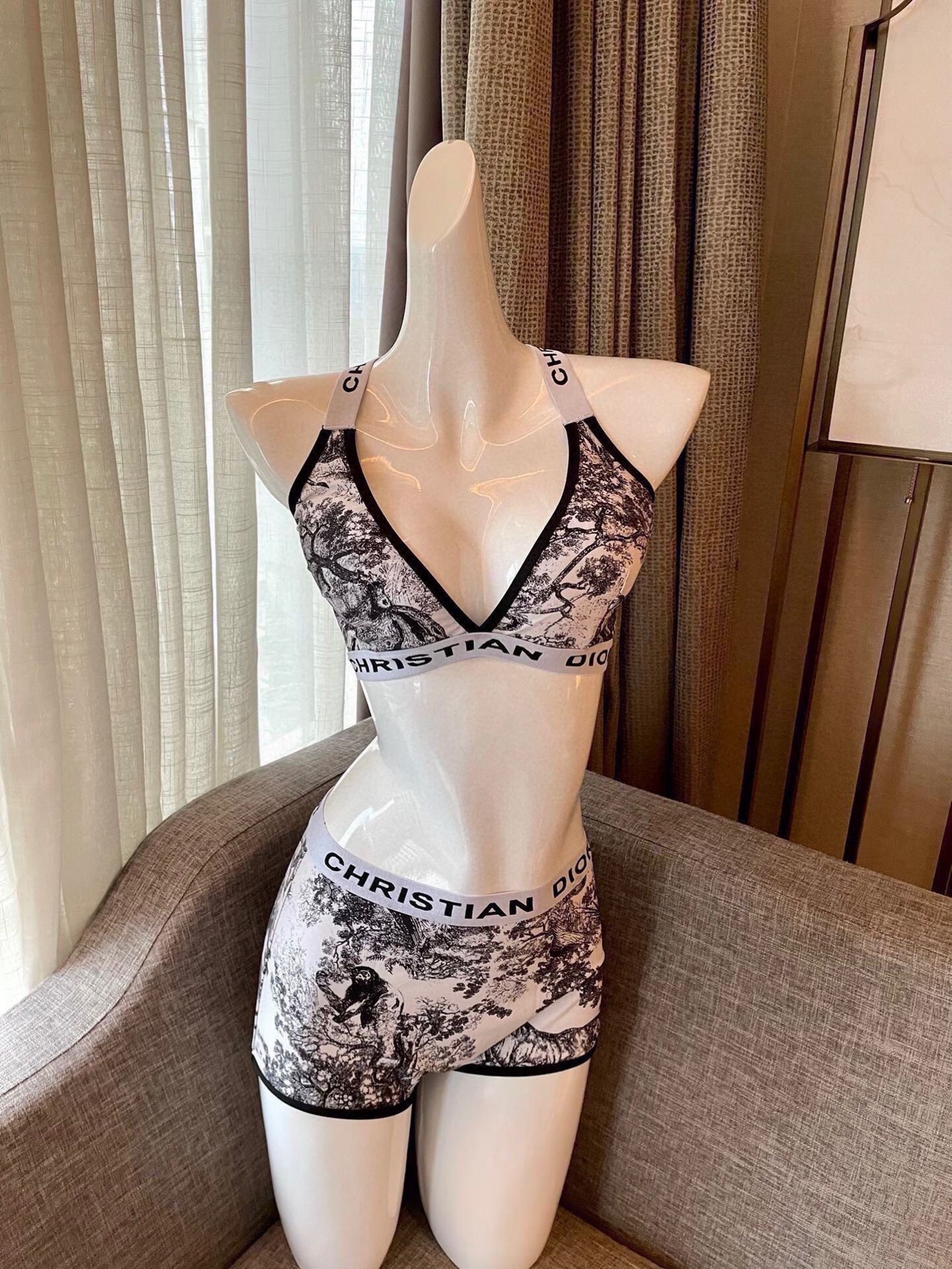 迪奥分体时尚潮流款 😍🥰适合多种场景的游泳衣🏊‍♀️海边 游泳池 温泉 水上乐园 漂流都可以😌内搭也完全