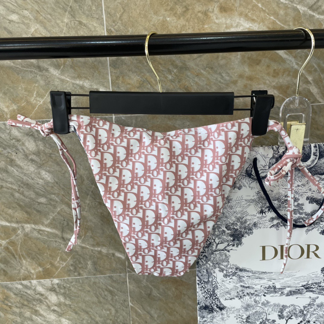 Dior比基尼👙❤️😍🥰适合多种场景的游泳衣🏊‍♀️海边 游泳池 温泉 水上乐园 漂流都可以😌内搭外穿也