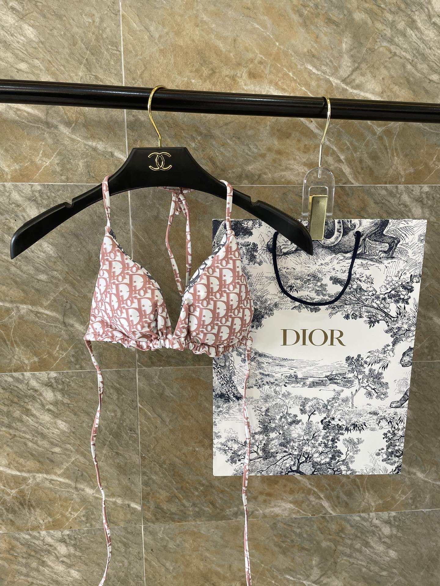 Dior比基尼👙❤️😍🥰适合多种场景的游泳衣🏊‍♀️海边 游泳池 温泉 水上乐园 漂流都可以😌内搭外穿也