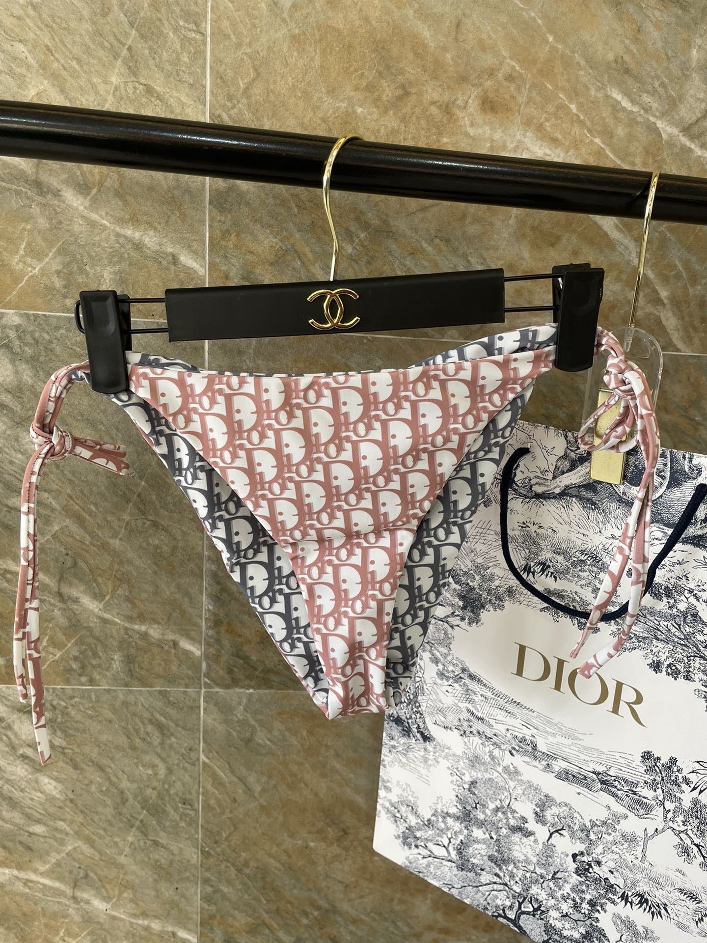 Dior比基尼👙❤️😍🥰适合多种场景的游泳衣🏊‍♀️海边 游泳池 温泉 水上乐园 漂流都可以😌内搭外穿也