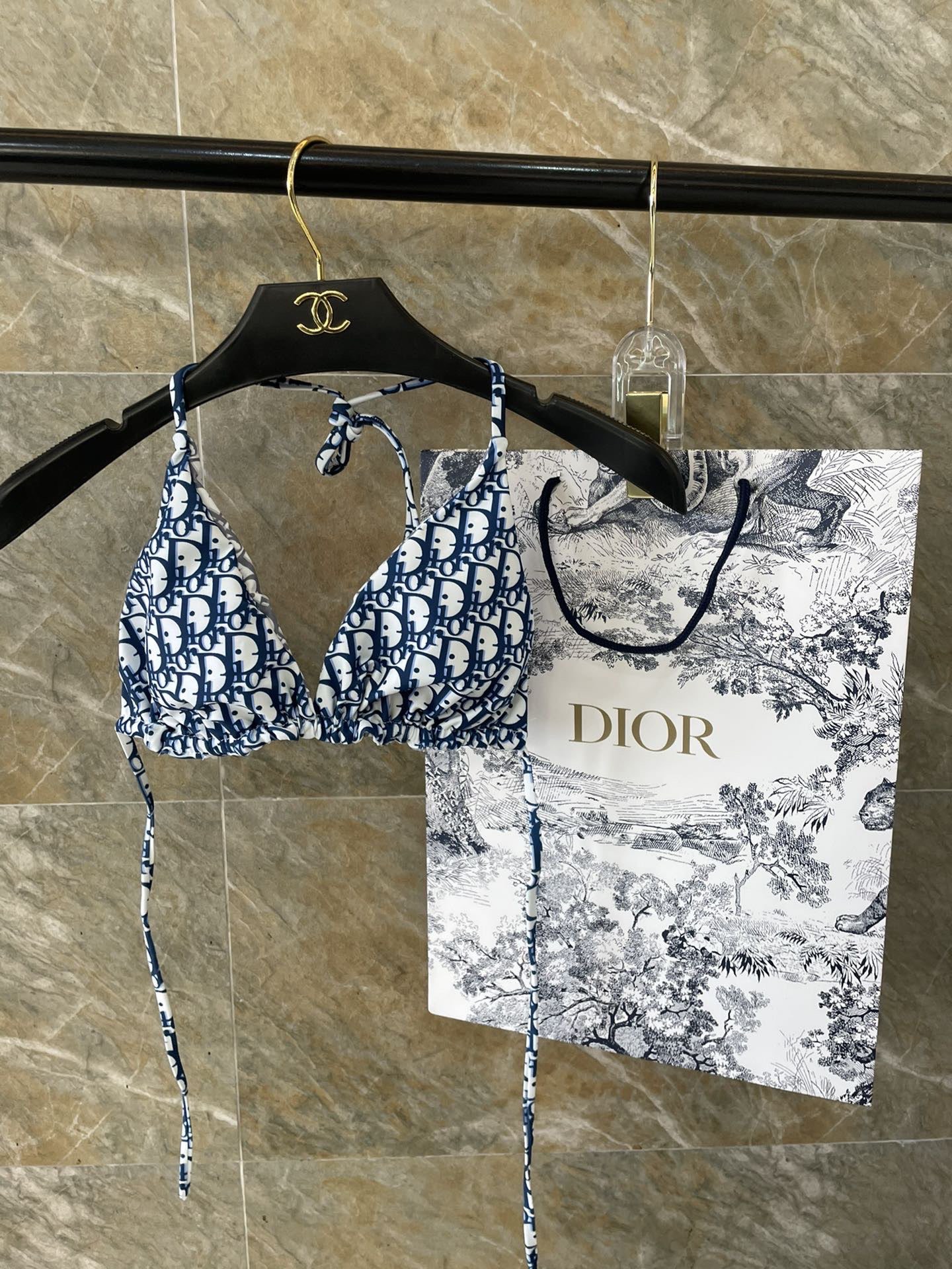Dior比基尼👙❤️😍🥰适合多种场景的游泳衣🏊‍♀️海边 游泳池 温泉 水上乐园 漂流都可以😌内搭外穿也