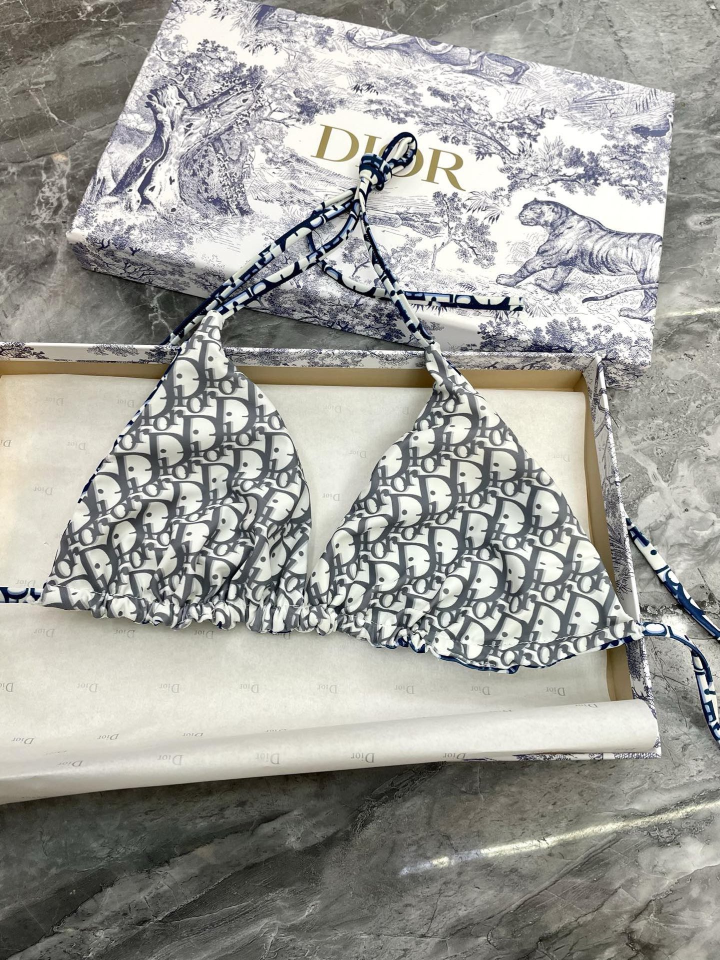 Dior比基尼👙❤️😍🥰适合多种场景的游泳衣🏊‍♀️海边 游泳池 温泉 水上乐园 漂流都可以😌内搭外穿也