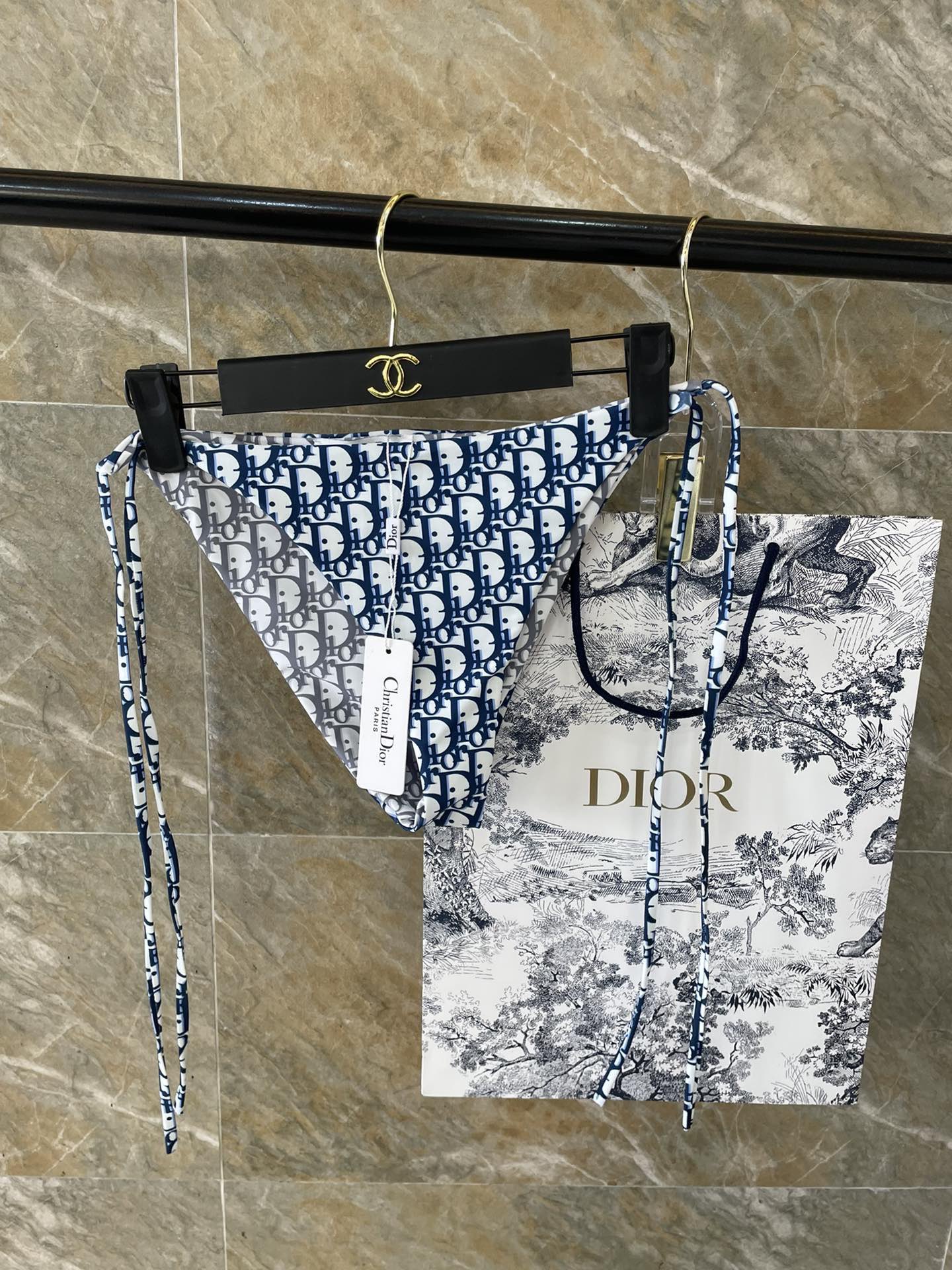 Dior比基尼👙❤️😍🥰适合多种场景的游泳衣🏊‍♀️海边 游泳池 温泉 水上乐园 漂流都可以😌内搭外穿也