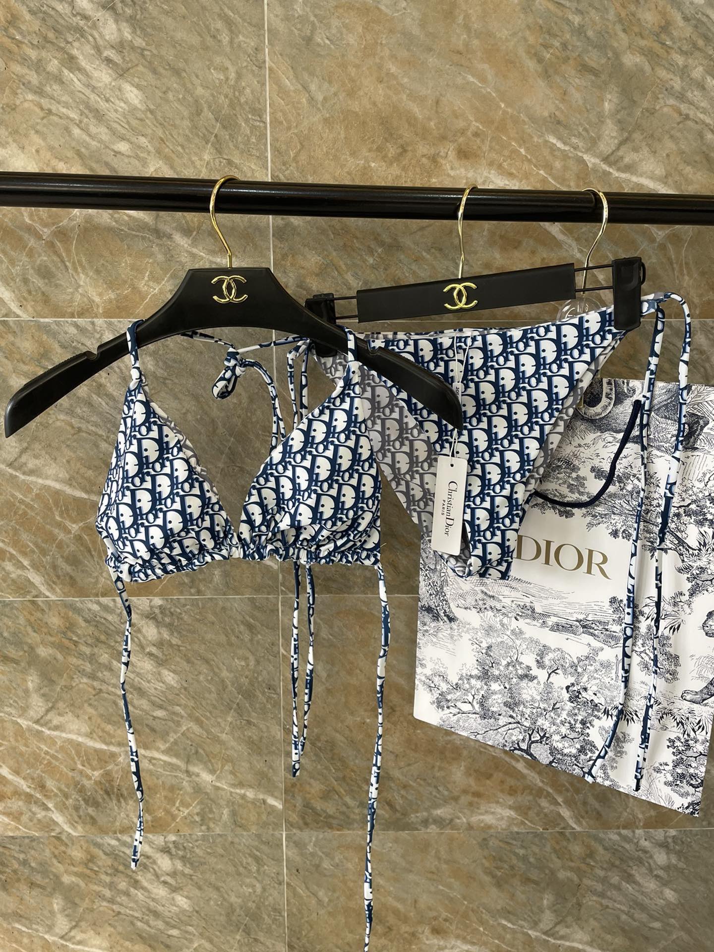 Dior比基尼👙❤️😍🥰适合多种场景的游泳衣🏊‍♀️海边 游泳池 温泉 水上乐园 漂流都可以😌内搭外穿也