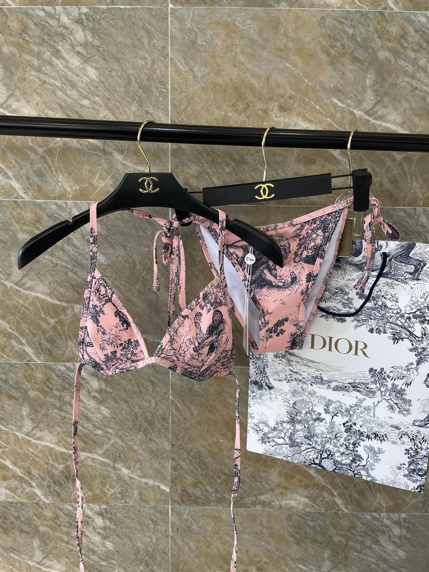 Dior比基尼👙❤️😍🥰适合多种场景的游泳衣🏊‍♀️海边 游泳池 温泉 水上乐园 漂流都可以😌内搭外穿也