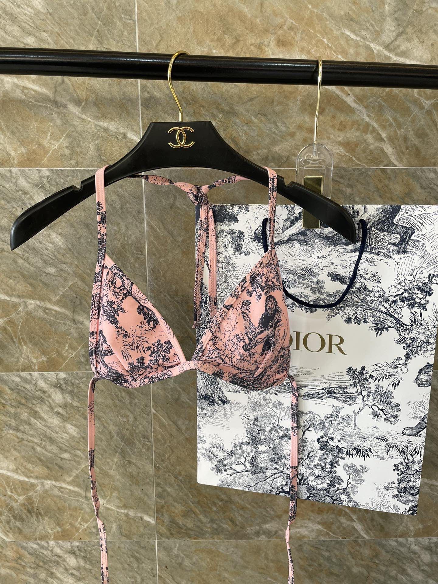 Dior比基尼👙❤️😍🥰适合多种场景的游泳衣🏊‍♀️海边 游泳池 温泉 水上乐园 漂流都可以😌内搭外穿也