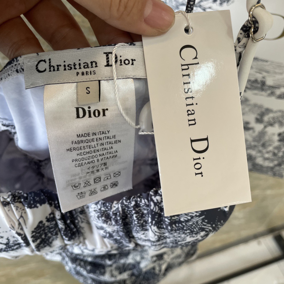 Dior连体👙❤️😍🥰适合多种场景的游泳衣🏊‍♀️海边 游泳池 温泉 水上乐园 漂流都可以😌内搭外穿也完