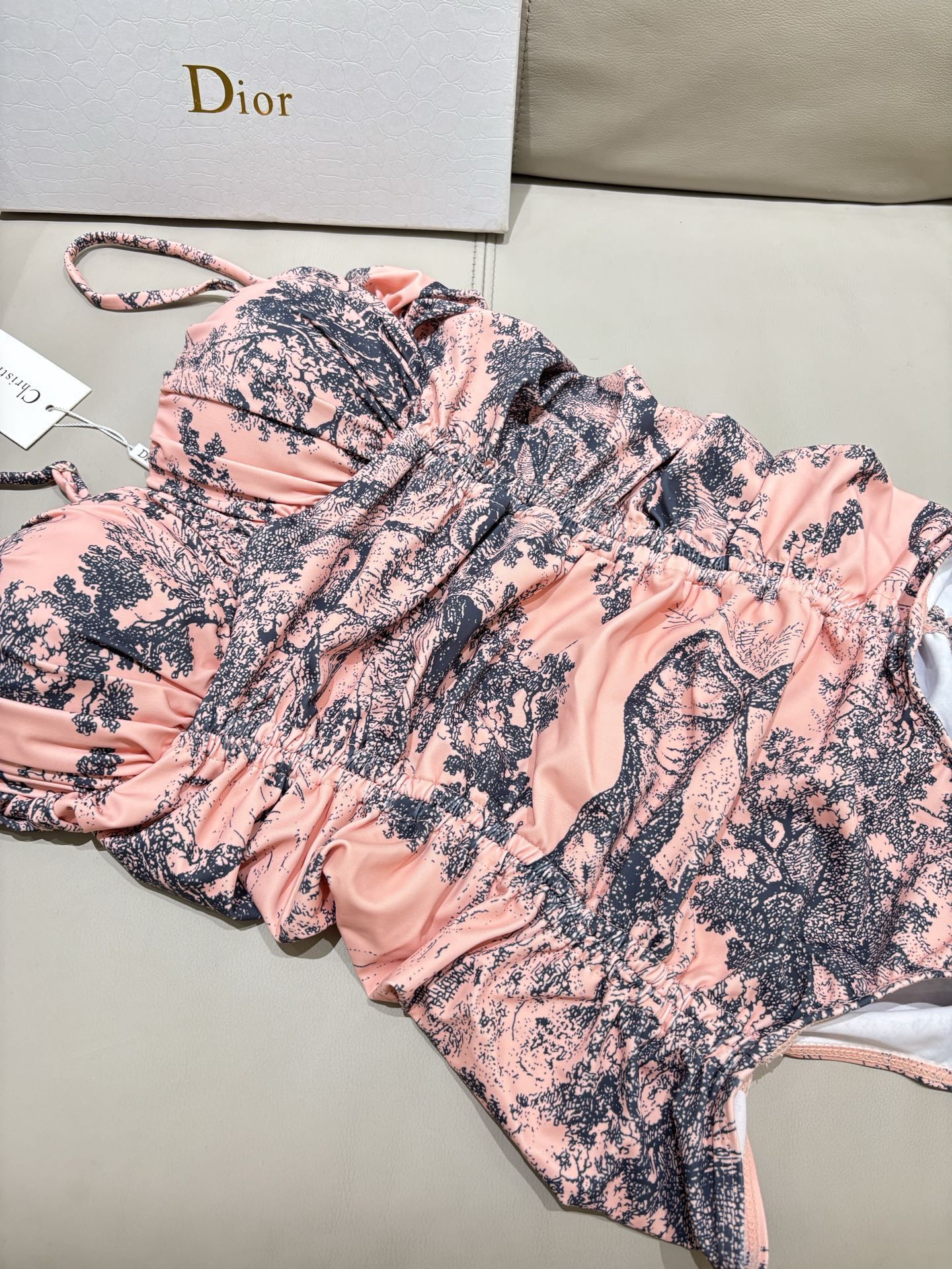Dior连体👙❤️😍🥰适合多种场景的游泳衣🏊‍♀️海边 游泳池 温泉 水上乐园 漂流都可以😌内搭外穿也完