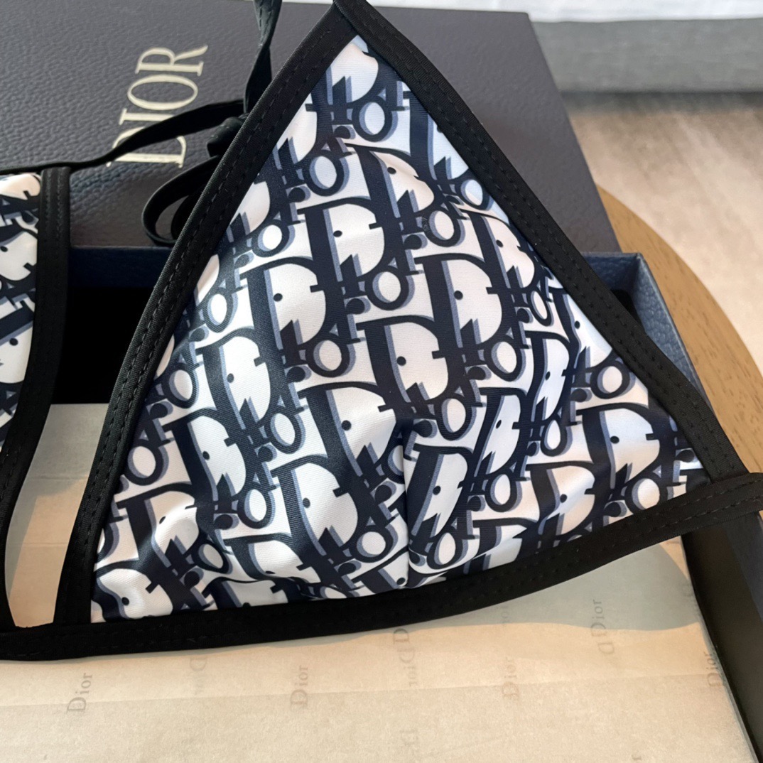Dior比基尼👙❤️😍🥰适合多种场景的游泳衣🏊‍♀️海边 游泳池 温泉 水上乐园 漂流都可以😌内搭外穿也
