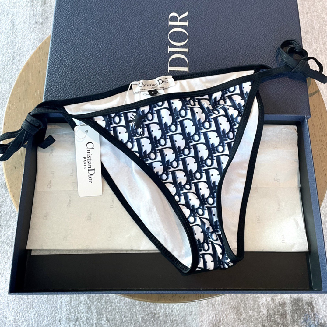 Dior比基尼👙❤️😍🥰适合多种场景的游泳衣🏊‍♀️海边 游泳池 温泉 水上乐园 漂流都可以😌内搭外穿也