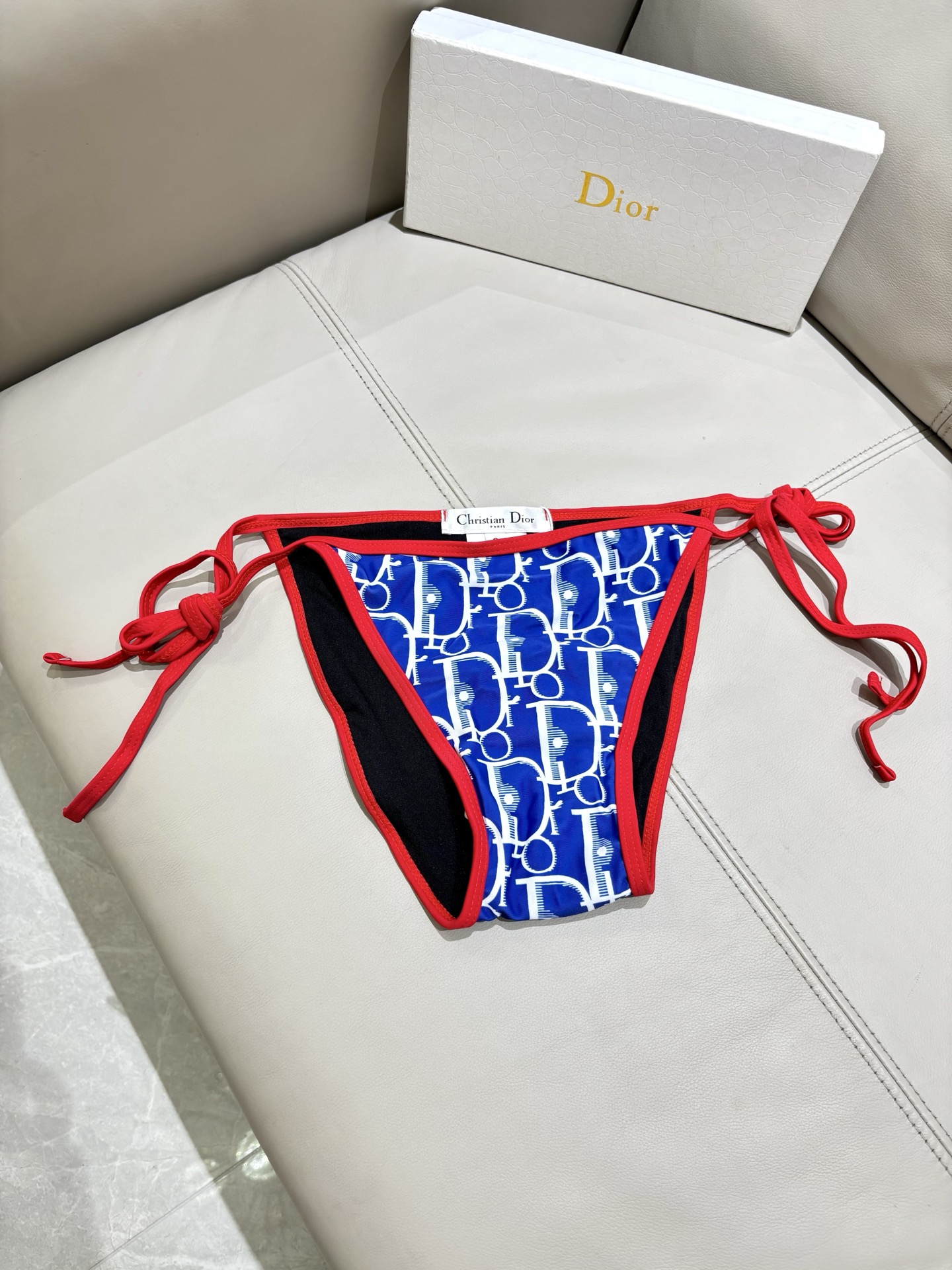 迪奥比基尼👙❤️😍🥰适合多种场景的游泳衣🏊‍♀️海边 游泳池 温泉 水上乐园 漂流都可以😌内搭外穿也完全