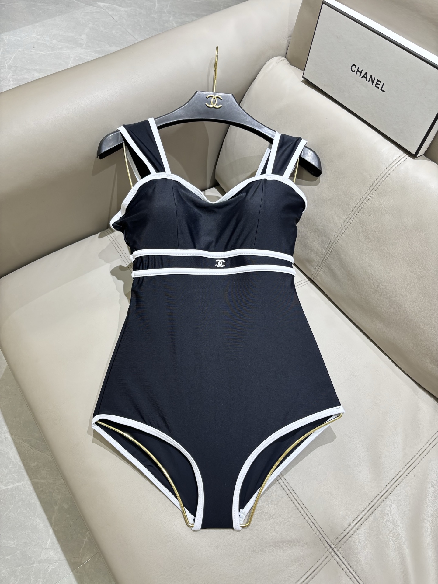 Chanel新款连体带钢托 👙❤️😍🥰适合多种场景的游泳衣🏊‍♀️海边 游泳池 温泉 水上乐园 漂流都可