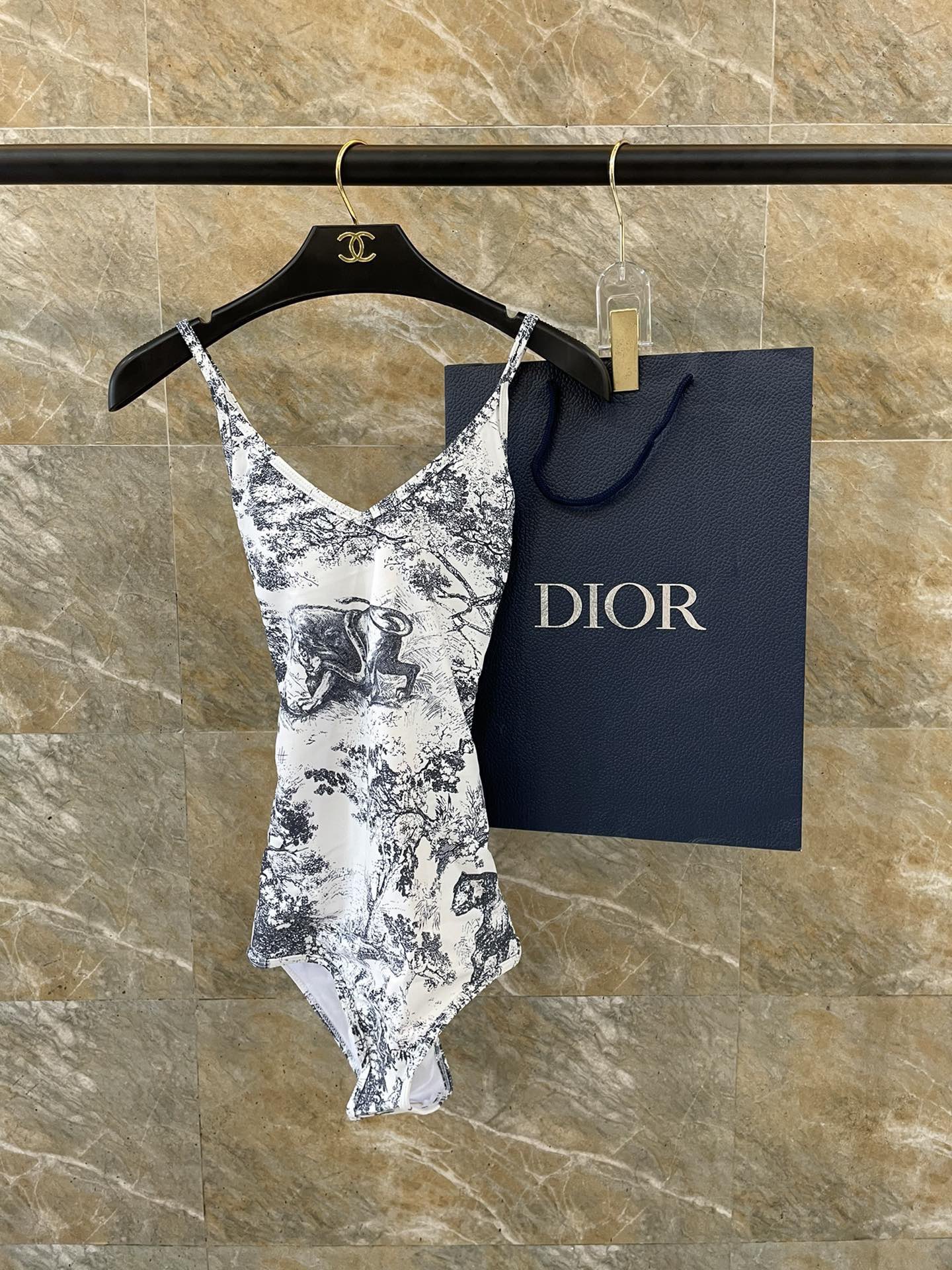 Dior 迪奥泳衣 强烈推荐！超显气质 😍🥰适合多种场景的游泳衣🏊‍♀️海边 游泳池 温泉 水上乐园 漂