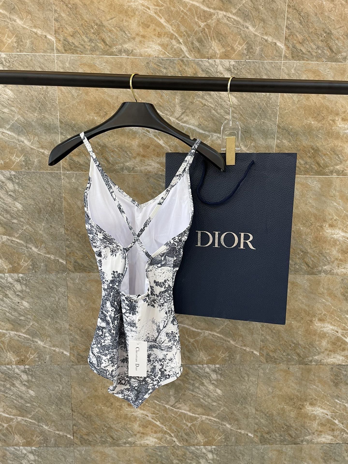 Dior 迪奥泳衣 强烈推荐！超显气质 😍🥰适合多种场景的游泳衣🏊‍♀️海边 游泳池 温泉 水上乐园 漂
