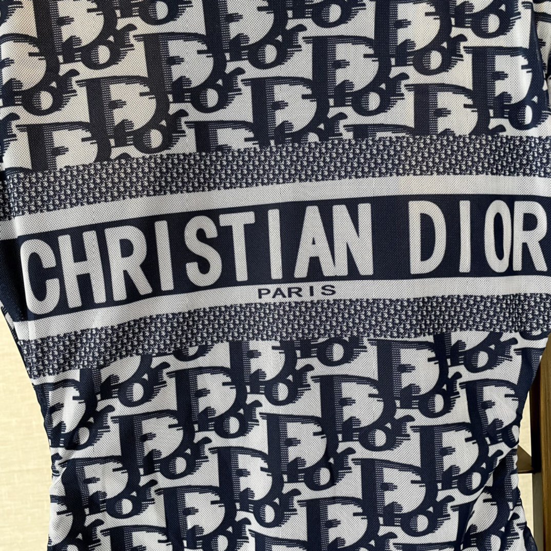 Dior 迪奥长袖连体防晒泳衣，收腰显瘦显腿长！超nice 平时可以配牛仔裤、短裤当连体衣穿！SML X