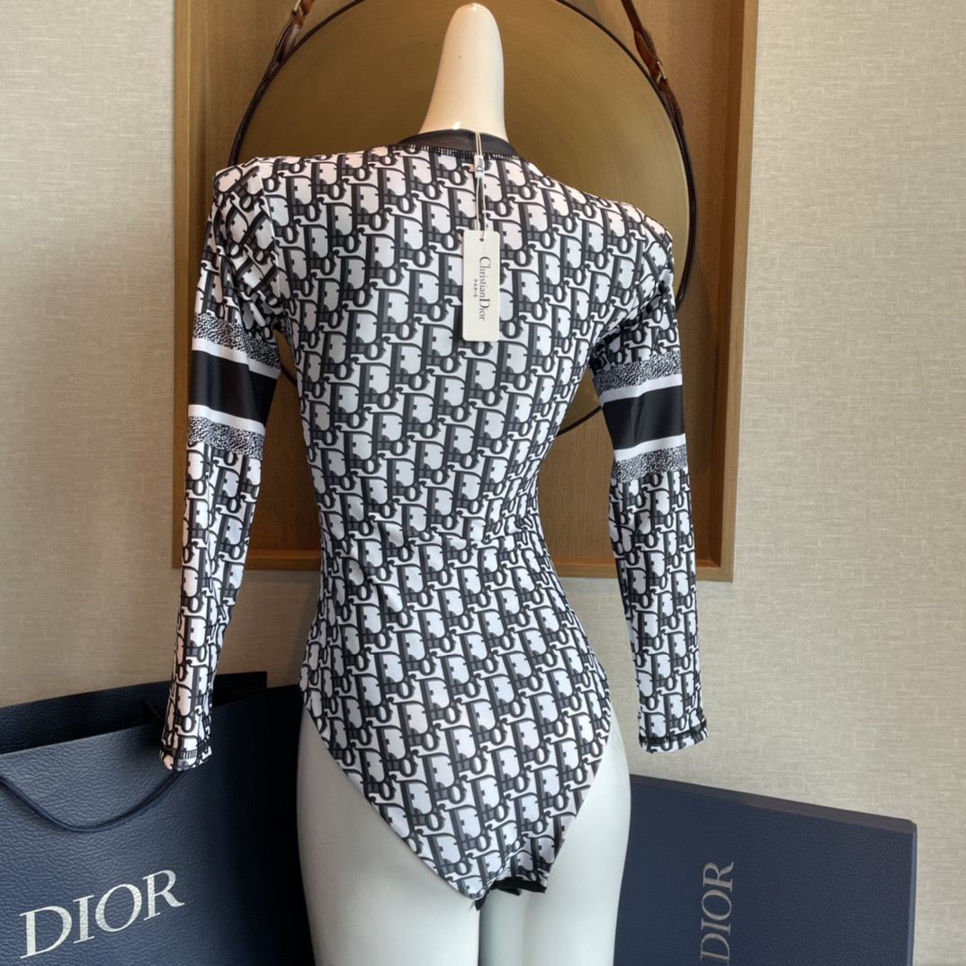 Dior 迪奥长袖连体防晒泳衣，收腰显瘦显腿长！超nice 平时可以配牛仔裤、短裤当连体衣穿！SML X