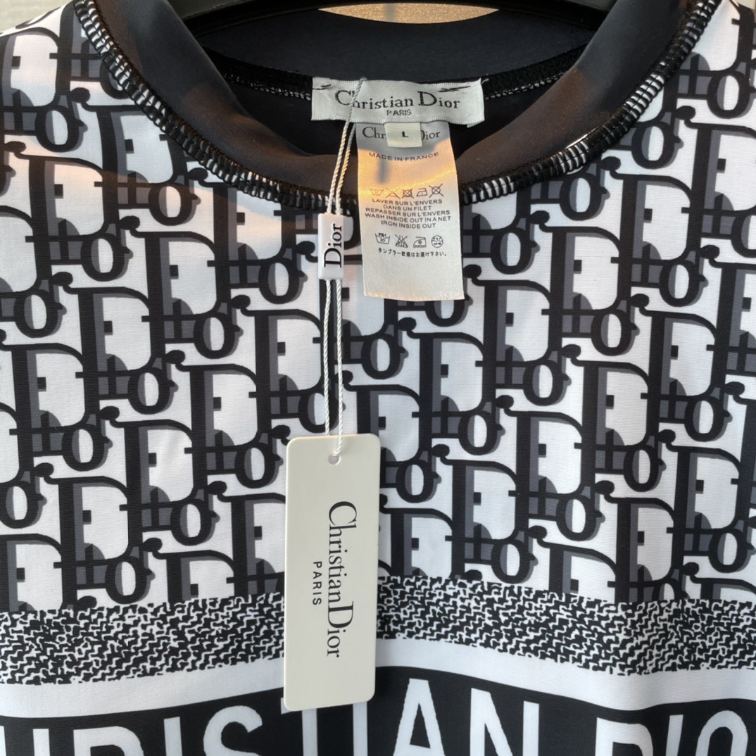 Dior 迪奥长袖连体防晒泳衣，收腰显瘦显腿长！超nice 平时可以配牛仔裤、短裤当连体衣穿！SML X