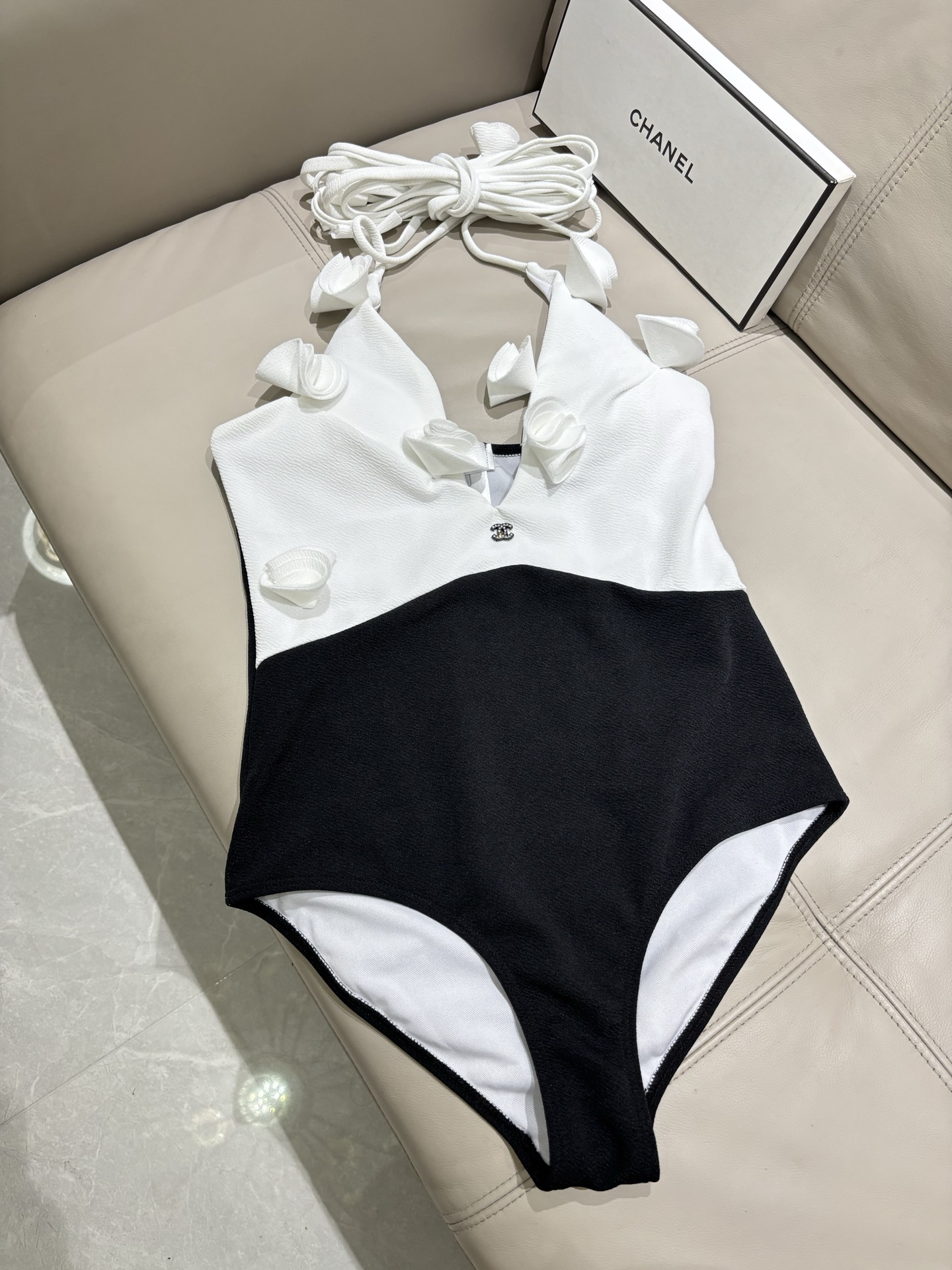 Chanel新款花朵泳衣👙❤️😍🥰适合多种场景的游泳衣🏊‍♀️海边 游泳池 温泉 水上乐园 漂流都可以😌