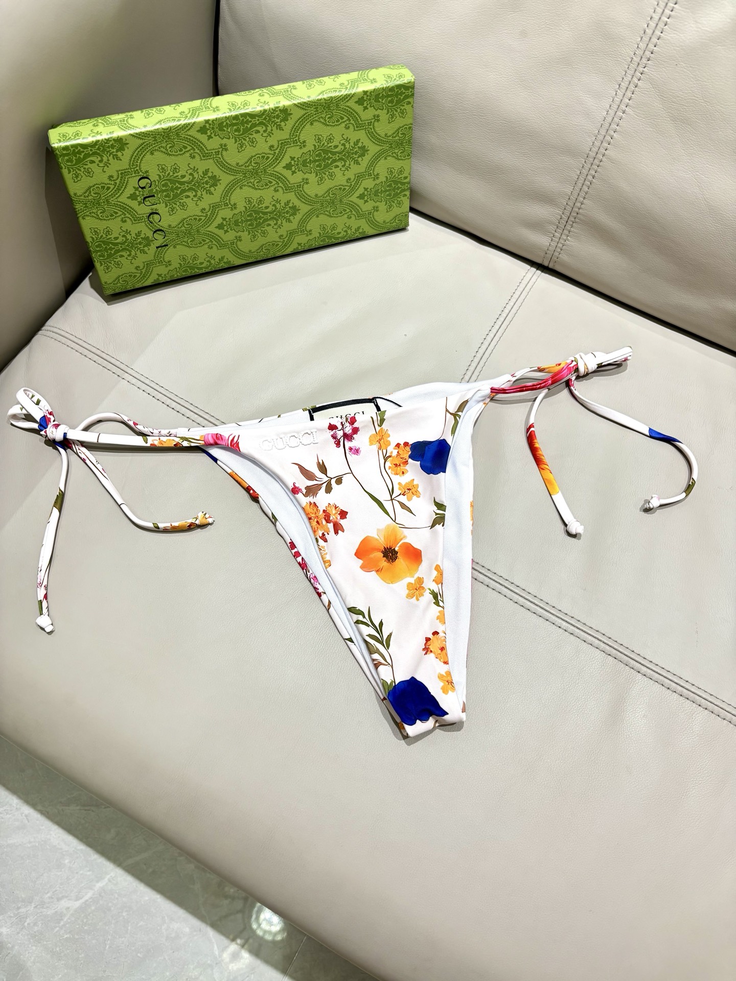 Gucci新款比基尼➕披纱长袖 👙❤️😍🥰适合多种场景的游泳衣🏊‍♀️海边 游泳池 温泉 水上乐园 漂流