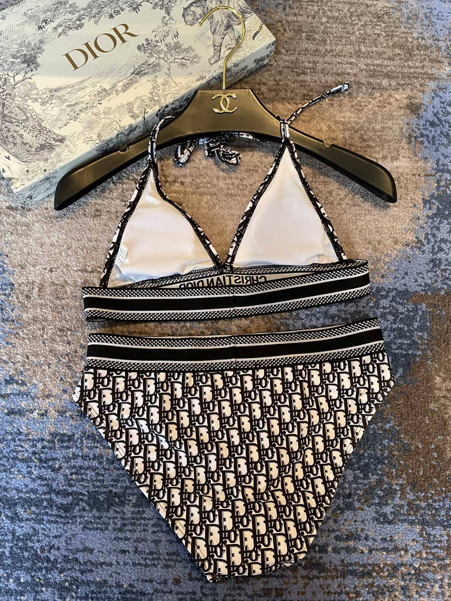 Dior迪奥比基尼泳衣👙❤️😍🥰适合多种场景的游泳衣🏊‍♀️海边 游泳池 温泉 水上乐园 漂流都可以😌内