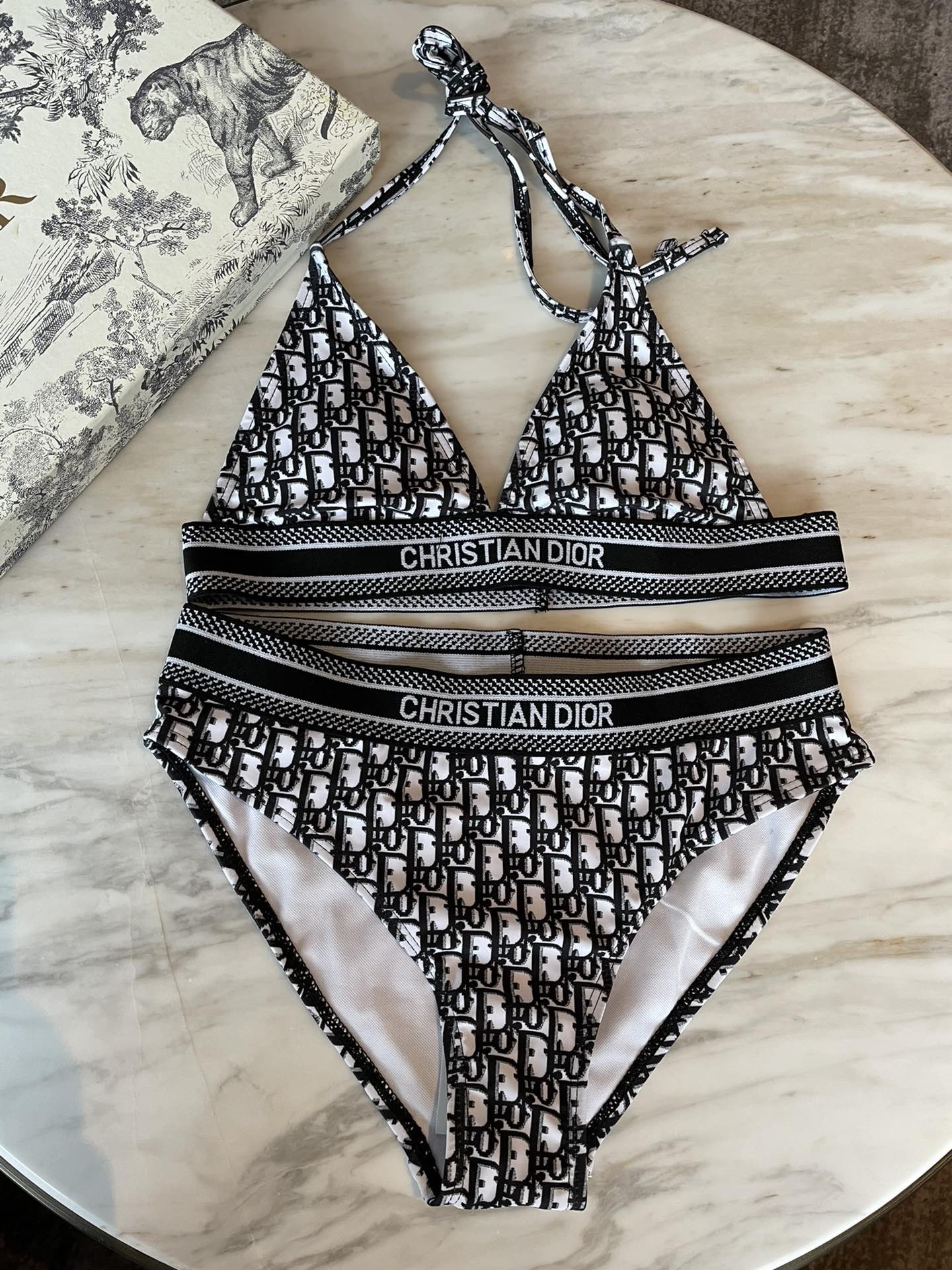 Dior迪奥比基尼泳衣👙❤️😍🥰适合多种场景的游泳衣🏊‍♀️海边 游泳池 温泉 水上乐园 漂流都可以😌内