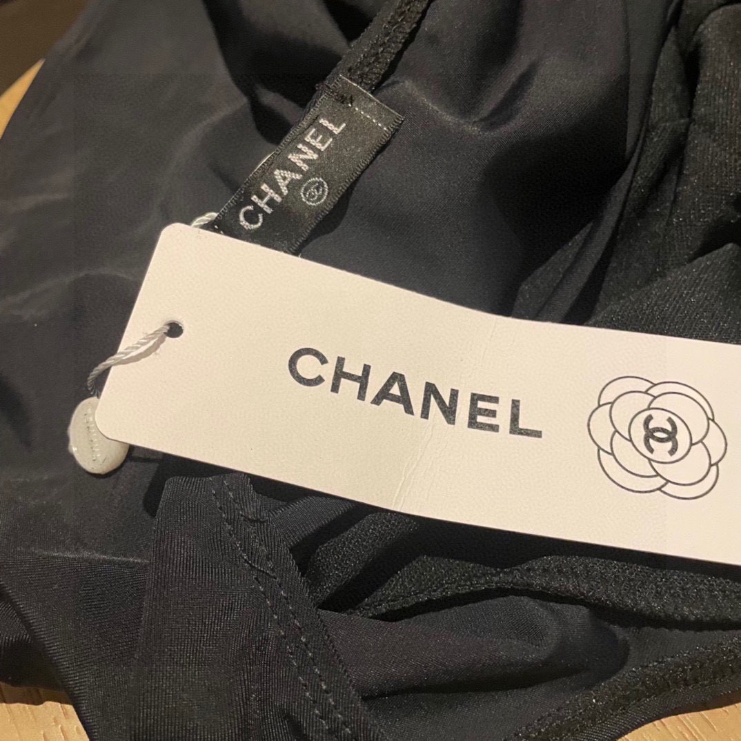 Chanel专柜新款连体泳衣😍🥰适合多种场景的游泳衣🏊‍♀️海边 游泳池 温泉 水上乐园 漂流都可以😌面