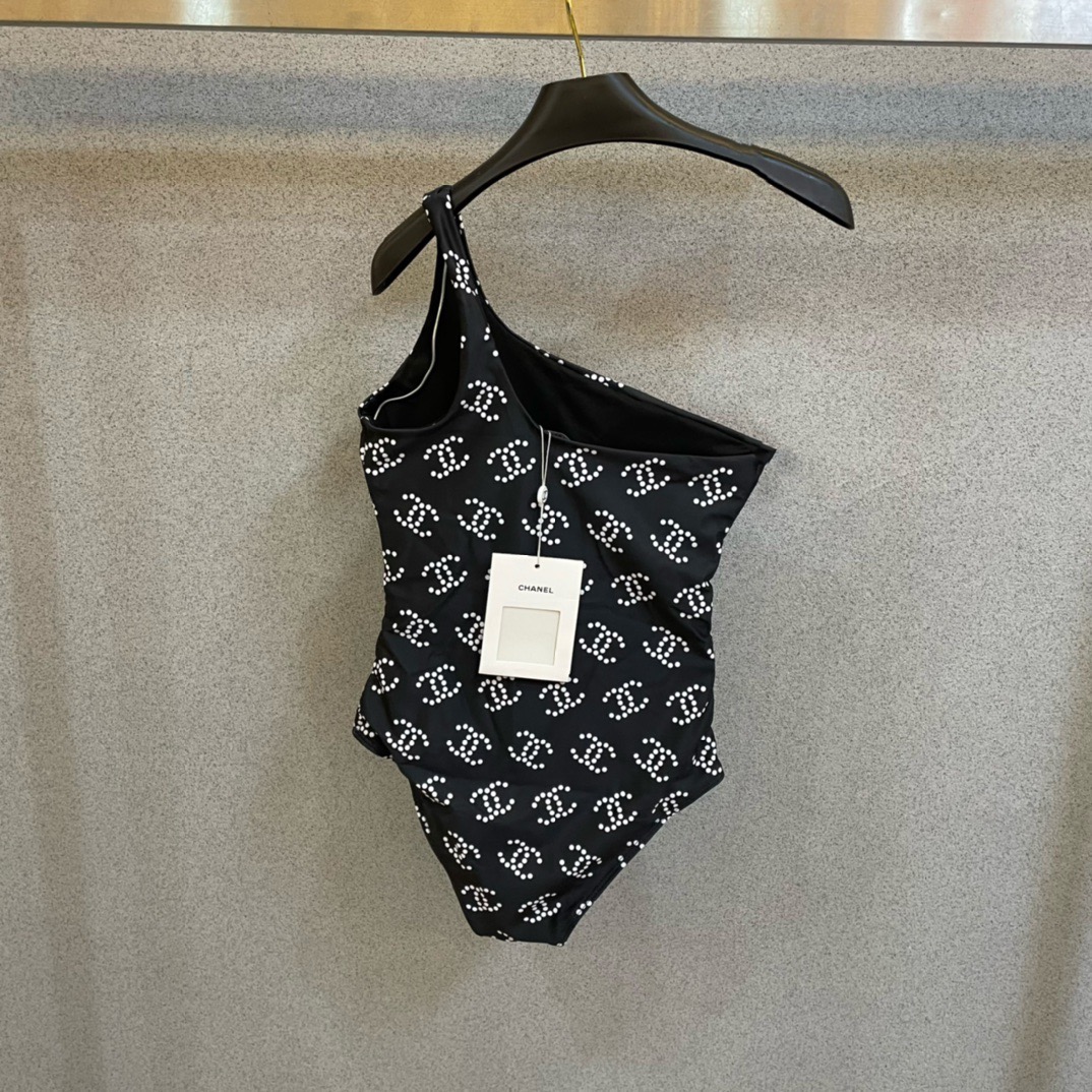 Chanel专柜新款连体泳衣😍🥰适合多种场景的游泳衣🏊‍♀️海边 游泳池 温泉 水上乐园 漂流都可以😌面