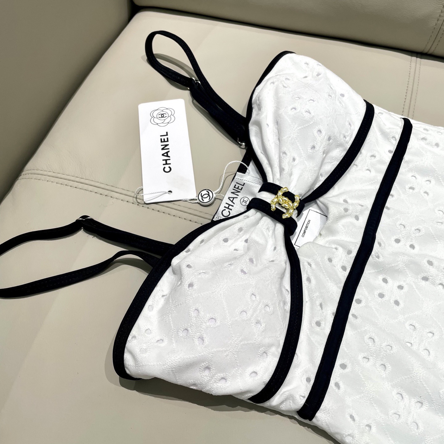 Chanel新款连体😍🥰适合多种场景的游泳衣🏊‍♀️海边 游泳池 温泉 水上乐园 漂流都可以😌内搭也完全