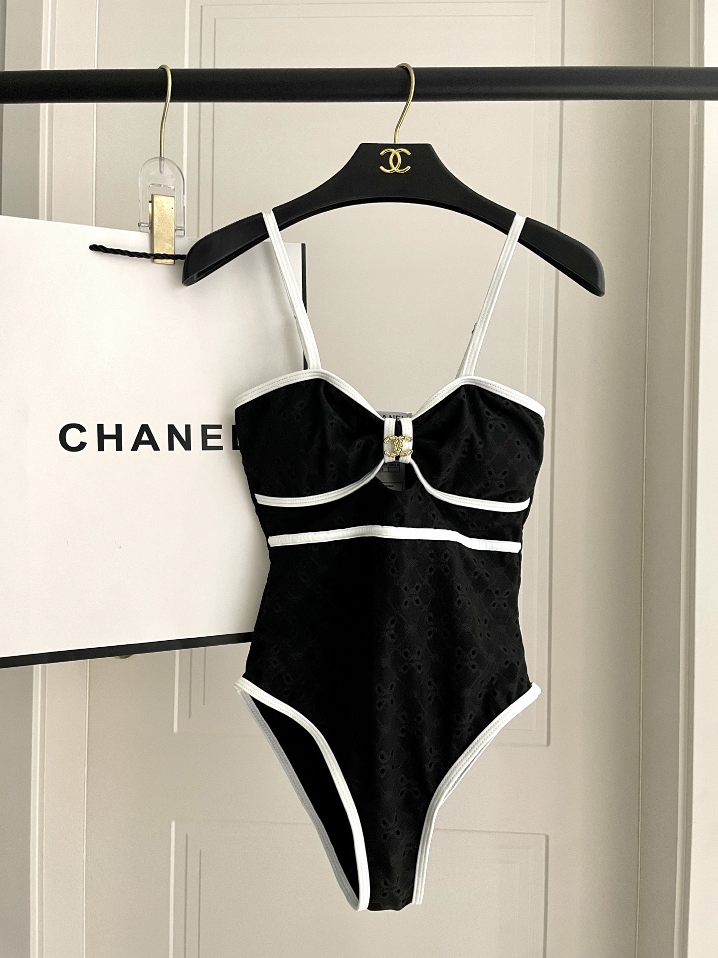 Chanel新款连体😍🥰适合多种场景的游泳衣🏊‍♀️海边 游泳池 温泉 水上乐园 漂流都可以😌内搭也完全