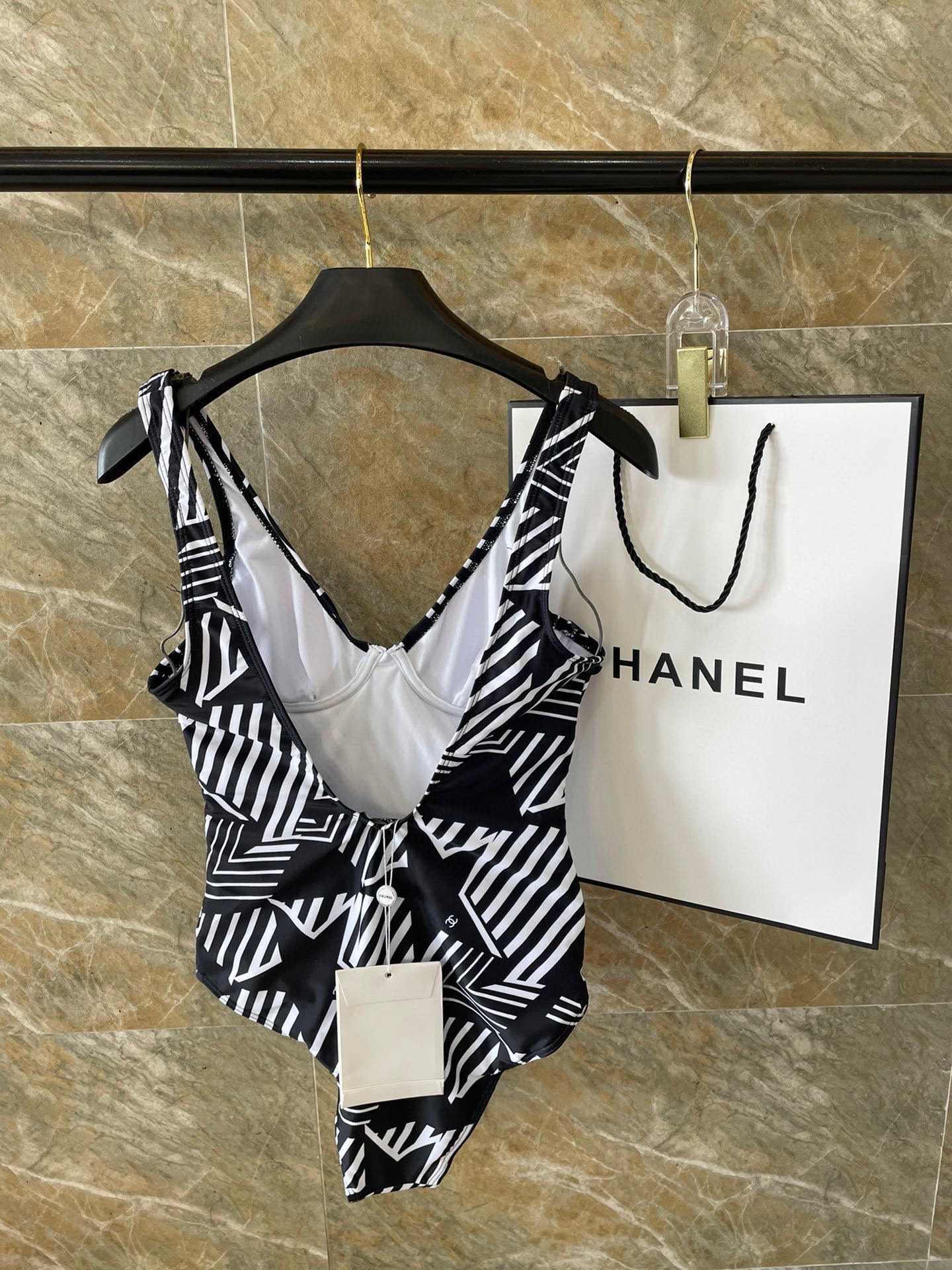 Chanel新款连体😍🥰适合多种场景的游泳衣🏊‍♀️海边 游泳池 温泉 水上乐园 漂流都可以😌内搭也完全