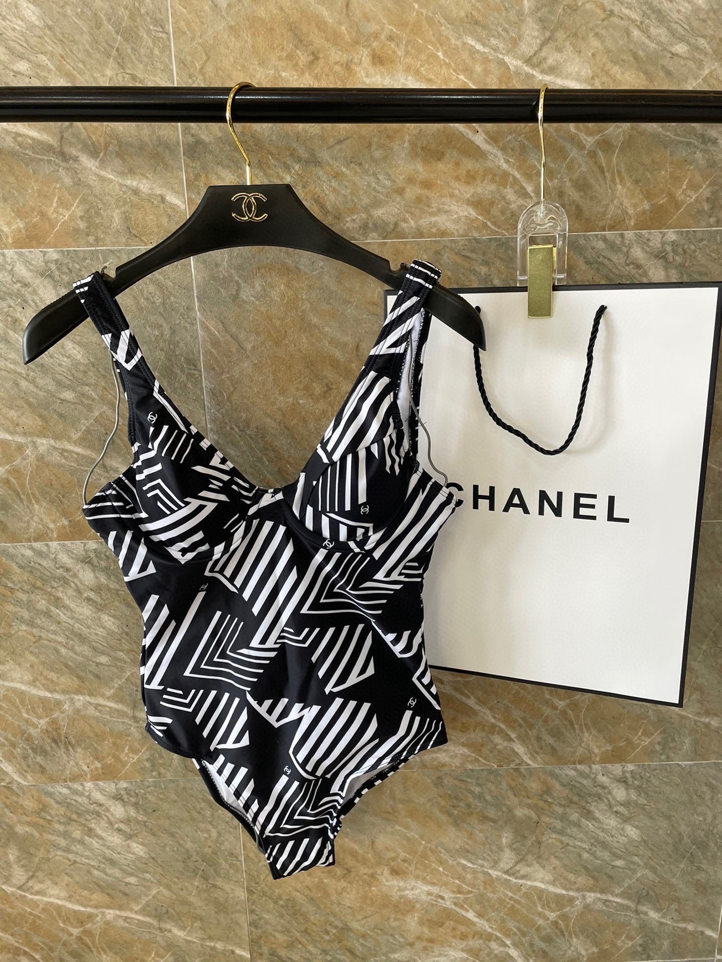 Chanel新款连体😍🥰适合多种场景的游泳衣🏊‍♀️海边 游泳池 温泉 水上乐园 漂流都可以😌内搭也完全