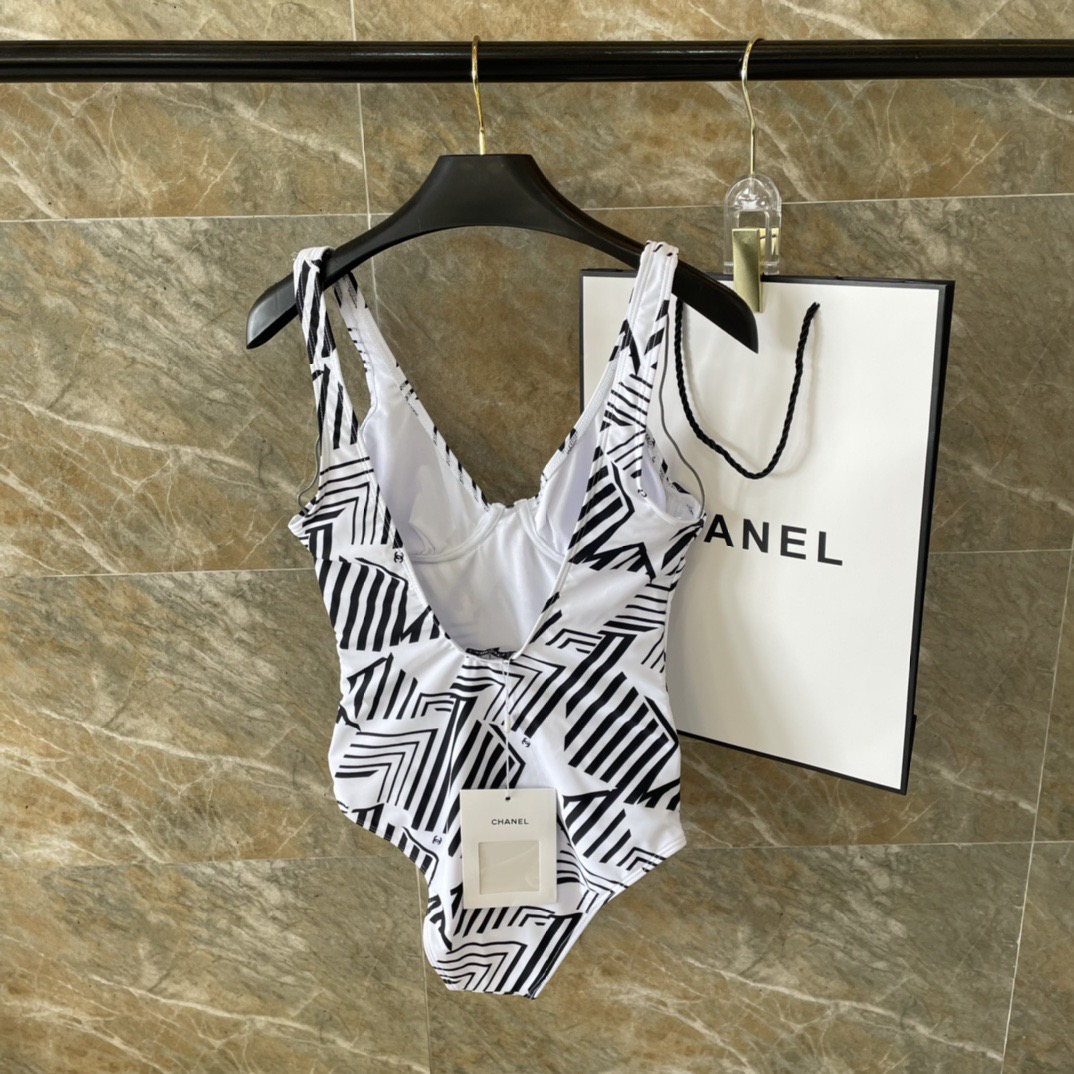 Chanel新款连体😍🥰适合多种场景的游泳衣🏊‍♀️海边 游泳池 温泉 水上乐园 漂流都可以😌内搭也完全