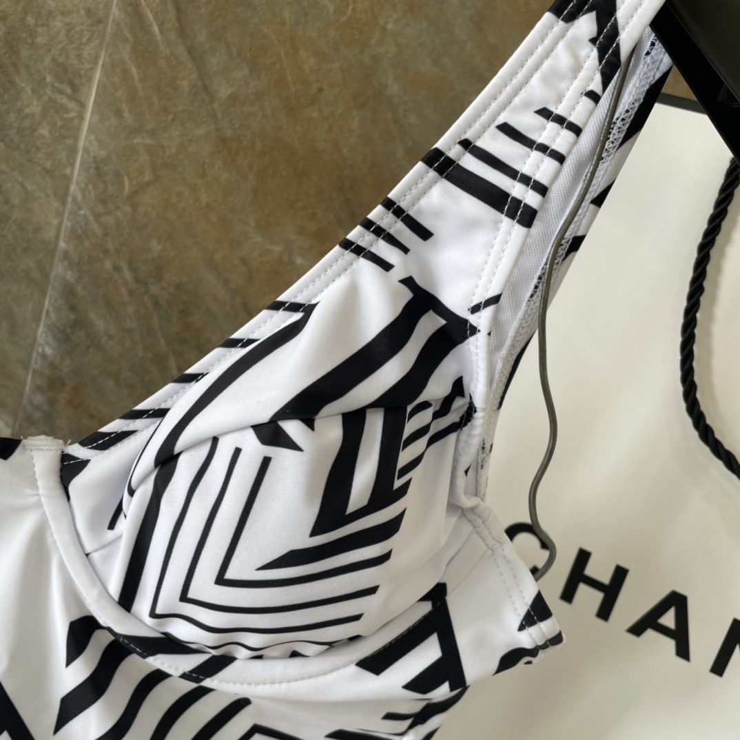 Chanel新款连体😍🥰适合多种场景的游泳衣🏊‍♀️海边 游泳池 温泉 水上乐园 漂流都可以😌内搭也完全