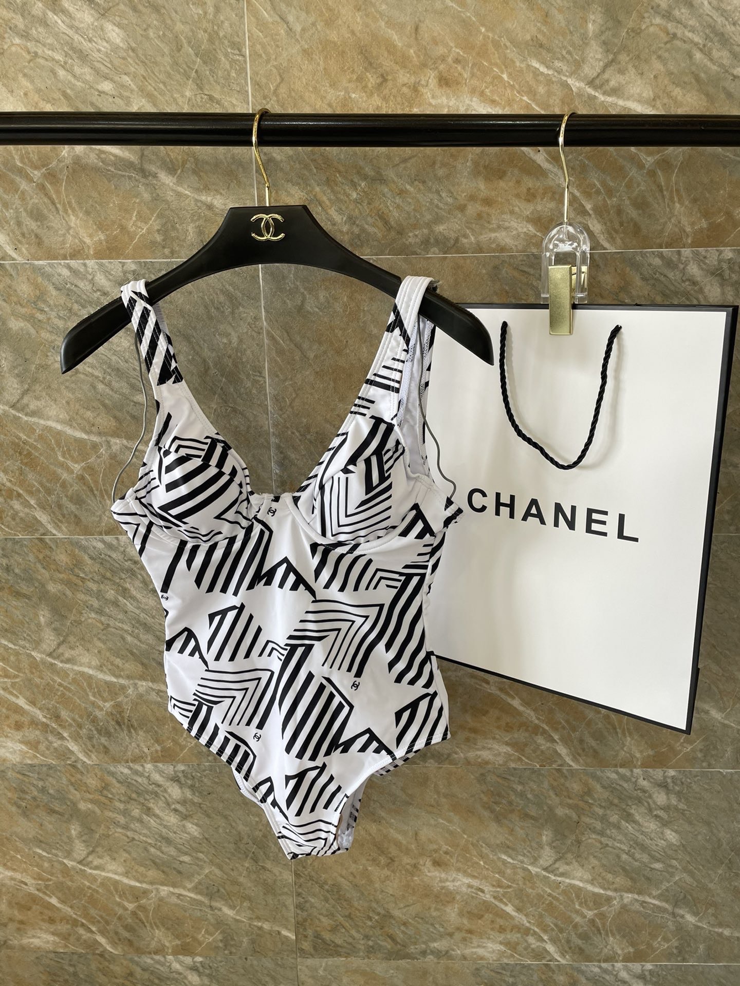 Chanel新款连体😍🥰适合多种场景的游泳衣🏊‍♀️海边 游泳池 温泉 水上乐园 漂流都可以😌内搭也完全