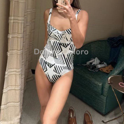 Chanel新款连体😍🥰适合多种场景的游泳衣🏊‍♀️海边 游泳池 温泉 水上乐园 漂流都可以😌内搭也完全