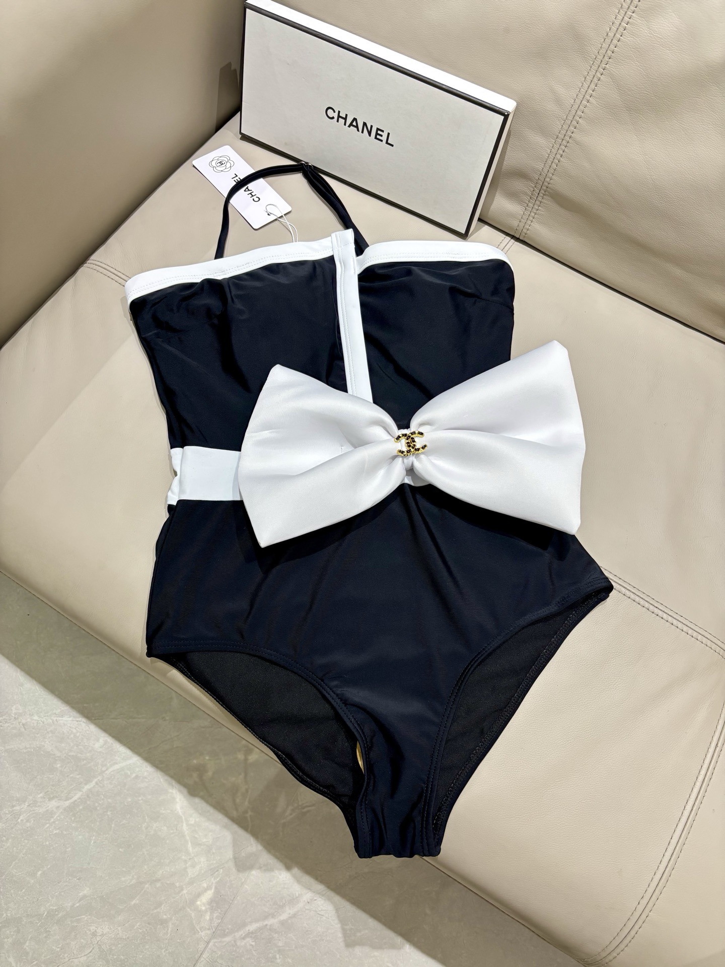Chanel新款连体😍🥰适合多种场景的游泳衣🏊‍♀️海边 游泳池 温泉 水上乐园 漂流都可以😌内搭也完全