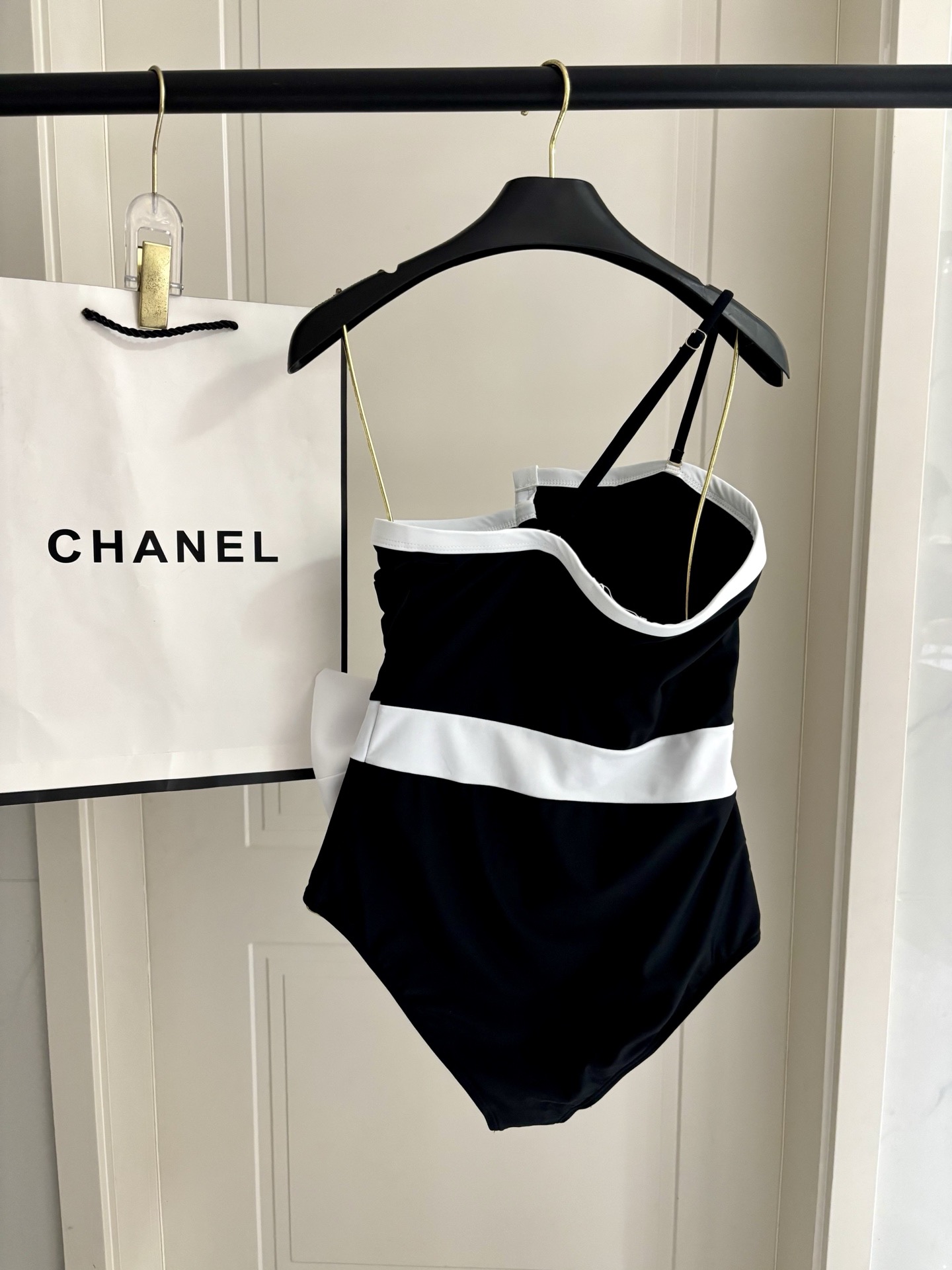 Chanel新款连体😍🥰适合多种场景的游泳衣🏊‍♀️海边 游泳池 温泉 水上乐园 漂流都可以😌内搭也完全