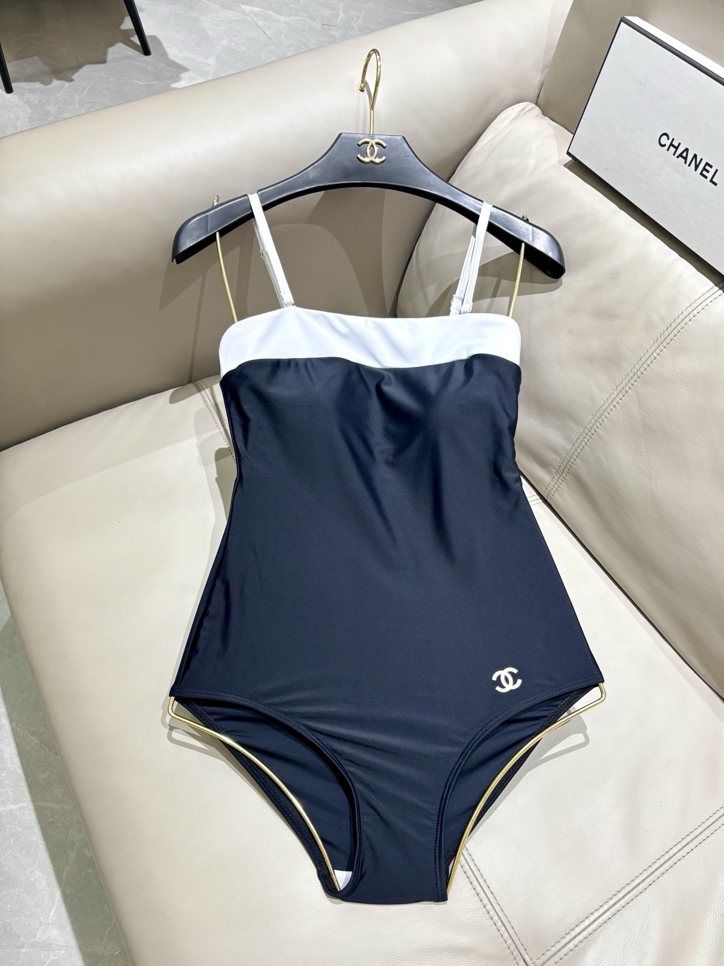 Chanel新款连体😍🥰适合多种场景的游泳衣🏊‍♀️海边 游泳池 温泉 水上乐园 漂流都可以😌内搭也完全