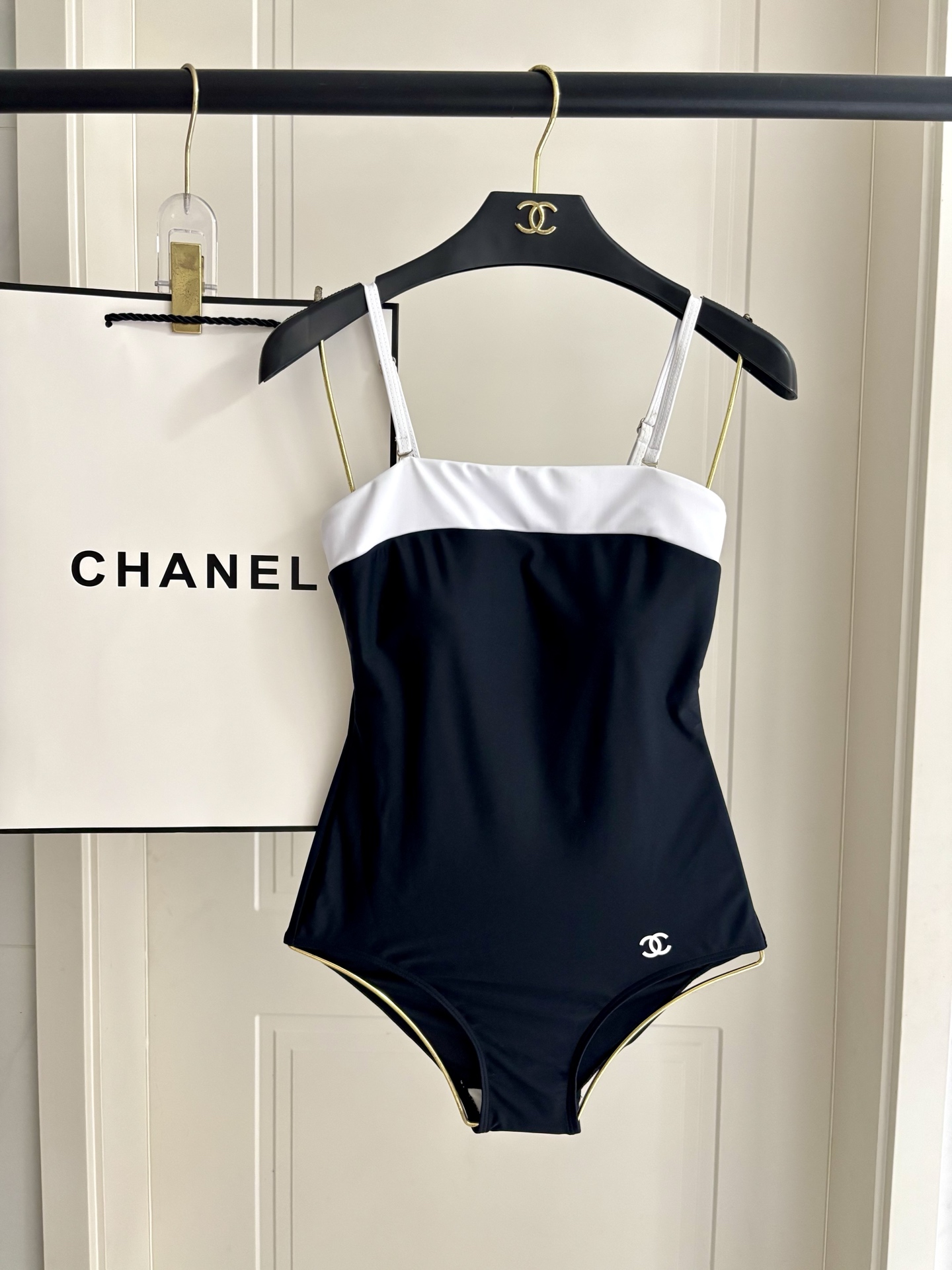 Chanel新款连体😍🥰适合多种场景的游泳衣🏊‍♀️海边 游泳池 温泉 水上乐园 漂流都可以😌内搭也完全