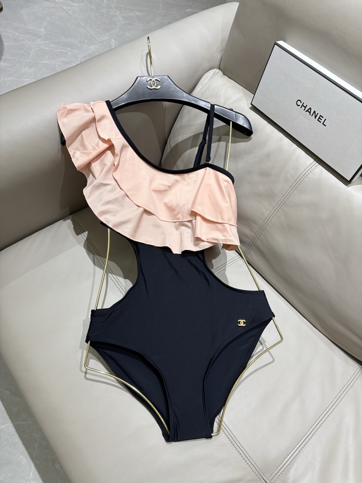 Chanel新款连体😍🥰适合多种场景的游泳衣🏊‍♀️海边 游泳池 温泉 水上乐园 漂流都可以😌内搭也完全
